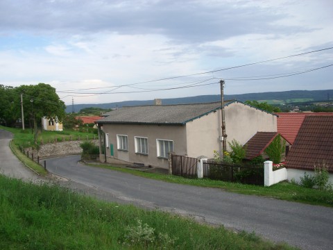 Tady se to celé odehrávalo. Vlevo v pozadí kaplička, kde spali Alkáči